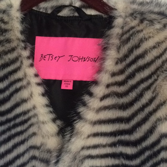 Betsey Johnson Trendy Faux Fur vest - Picture 2 of 6